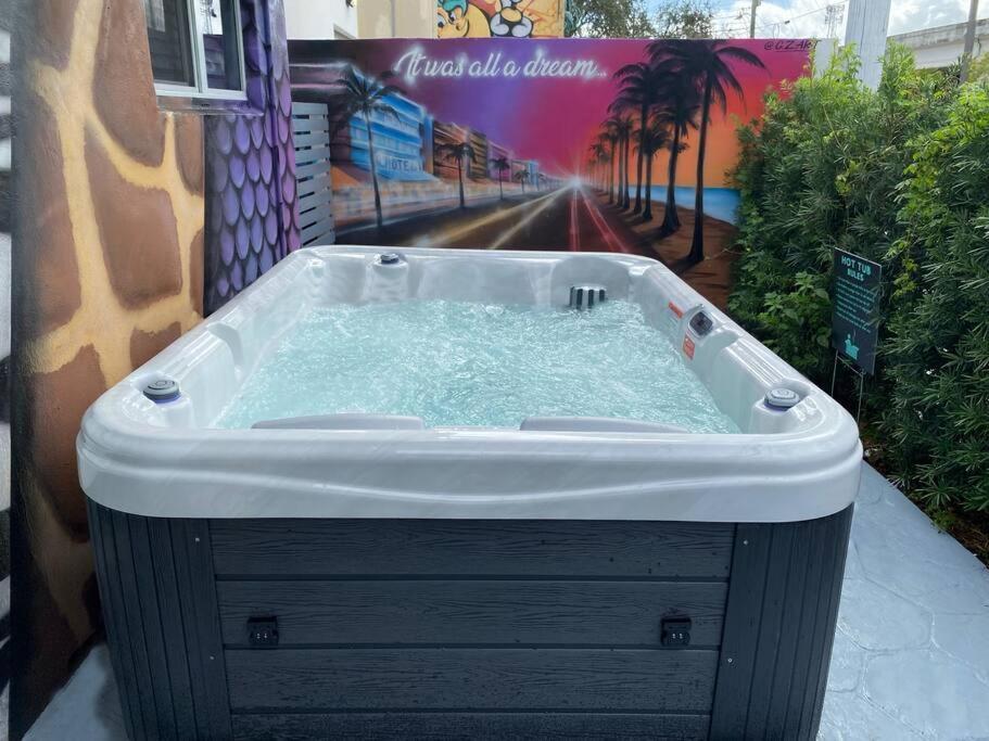 Cozy & Colorful Miami Art Canvas W/Hottub & Murals Exterior photo